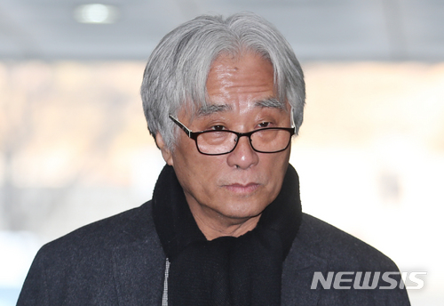 【서울=뉴시스】이윤택 전 연희단거리패 예술감독이 지난 3월23일 오전 구속 전 피의자 심문(영장실질심사)를 받기 위해 서울중앙지방법원으로 출석하고 있다. 2018.03.23.