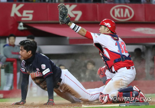 (광주=연합뉴스) 13일 오후 광주-KIA 챔피언스필드에서 열린 프로야구 롯데 자이언츠와 KIA 타이거즈의 경기 9회초 1사 1, 3루 상황에서 롯데 민병헌이 번트에 김문호가 홈으로 쇄도에 역전에 성공하고 있다. 2018.4.13