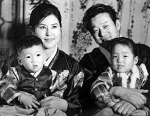 자녀들과 함께 단란한 한때를 보내며 기념촬영을 한 신상옥·최은희 부부.  신상옥기념사업회 제공