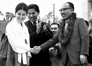 최은희 씨가 1967년 귀순한 이수근(오른쪽) 환영식에서 꽃다발을 전하고 있다.  김천길 전 AP통신 기자 제공
