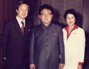 납북된 후 북한에서 영화를 만들며 김정일(가운데)과 기념촬영을 한 신상옥 감독과 최은희 씨.  엣나인필름 제공