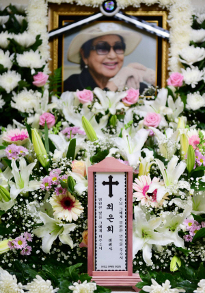 17일 고 최은희 씨의 빈소가 마련된 서울성모병원 장례식장 모습. 영화 같은 삶을 살다 간 고인이 영정 사진 속에서 환하게 웃고 있다. 연합뉴스
