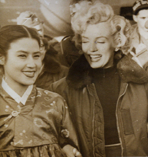 1954년 2월 유엔군 위문 공연을 위해 한국에 온 메릴린 먼로(오른쪽)와 기념촬영을 한 최은희 씨.   자료 사진