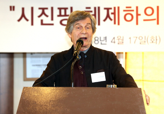 프랑스 문명비평가 기 소르망이 17일 오전 서울 중구 프레스센터에서 열린 세계경제연구원 조찬강연회에서 ‘시진핑 체제하의 중국과 세계 질서’를 주제로 강연을 하고 있다.  연합뉴스