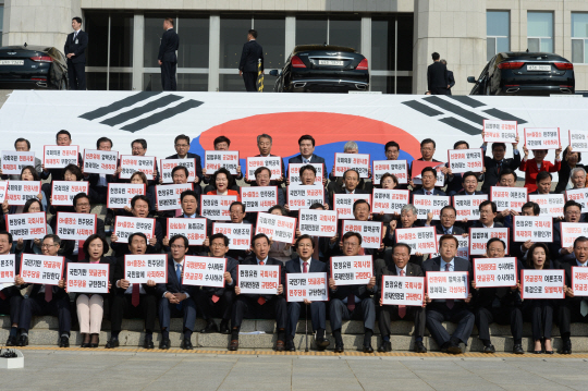 17일 오전 국회 본관 계단에서 열린 자유한국당 의원총회에서 김성태(앞줄 왼쪽 여섯 번째) 원내대표 등이 구호를 외치고 있다.