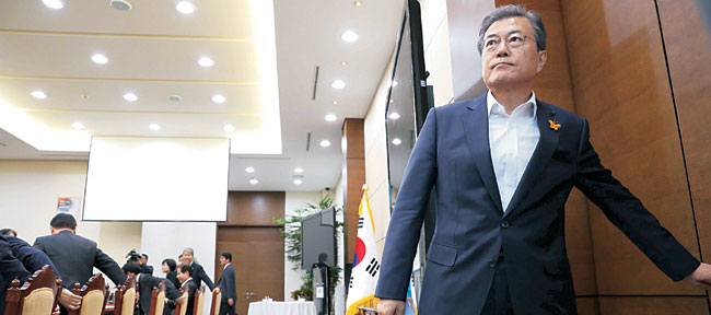 문재인 대통령이 16일 청와대 여민관에서 열린 수석·보좌관 회의를 주재하기 위해 회의실에 들어서고 있다.   뉴시스
