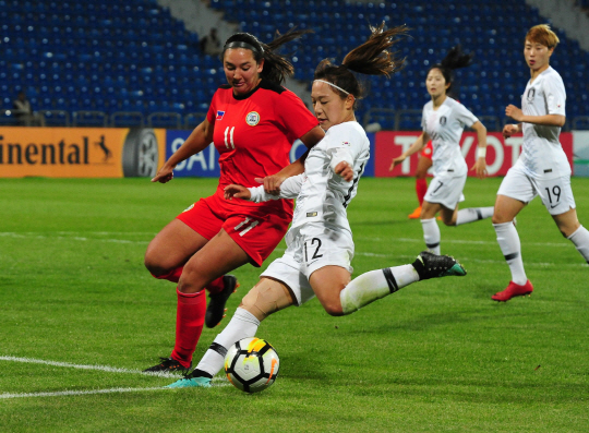여자축구대표팀의 장슬기가 17일 오전(한국시간) 요르단 암만의 인터내셔널스타디움에서 열린 여자아시안컵 필리핀과의 5∼6위 결정전에서 왼발 슈팅을 시도하고 있다.  뉴시스