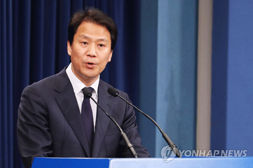 (서울=연합뉴스) 남북정상회담 준비위원장인 임종석 대통령 비서실장이 17일 오후 청와대 춘추관에서 남북정상회담 관련 브리핑을 하고 있다.