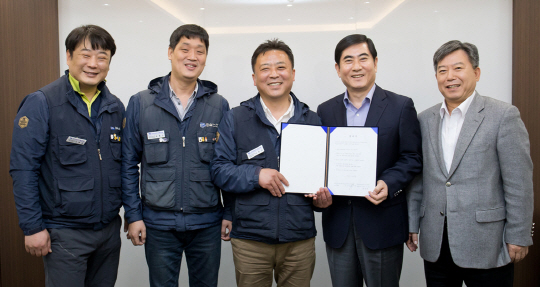 삼성전자서비스지회의 나두식(왼쪽 세 번째) 지회장 등 노조 관계자들과 최우수(〃 네 번째) 삼성전자서비스 대표이사 등이 17일 서울 마포구 가든호텔에서 협력업체 직원 직접 고용에 합의한 뒤 기념촬영을 하고 있다.