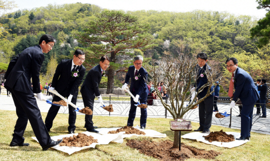 남상건(왼쪽 세번째) LG상록재단 대표와 김재현(〃 네번째) 산림청장이 17일 경기 광주시 화담숲에서 무궁화 나무 기념식수를 하고 있다. ㈜LG 제공