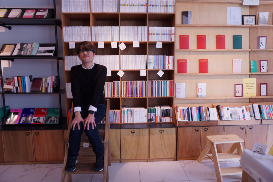 유희경 시인은 까마득한 선배부터 후배 시인까지 그들의 시집이 꽂혀 있는 서가 앞을 오가다 보면 때론 영광스러워 아득해지기도 한다고 했다.