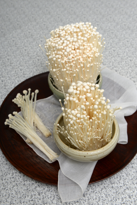 <윤승일 원장의 디톡스 푸드>팽이버섯, 항암작용 탁월… 모세혈관 확장해 고지혈증 개선 효과