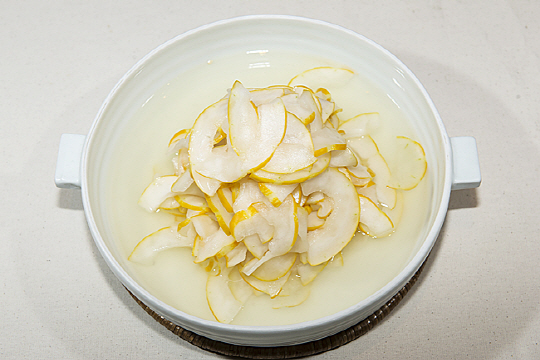 참외 껍질의 노란색이 고스란히 살아 있어 시각적으로도 입에 침이 돌게 만드는 참외장아찌. 새콤달콤하면서도 짜지 않아 아이 어른 누구나 맛있게 먹을 수 있다.  김호웅 기자 diverkim@