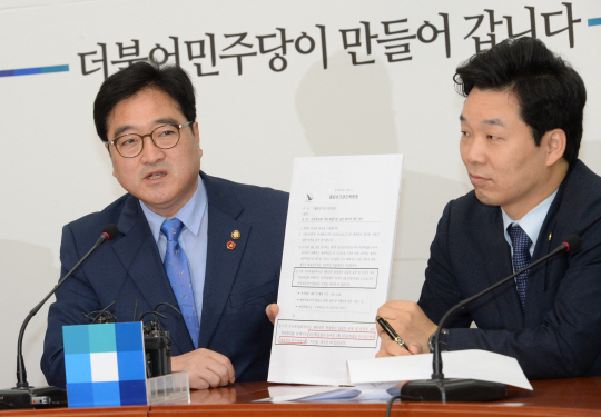 우원식(왼쪽) 더불어민주당 원내대표가 18일 오전 국회에서 열린 최고위원회의에서 국민투표법 개정 시한 관련 질의에 대한 중앙선거관리위원회의 회신을 들어 보이며 조속한 국회 정상화를 촉구하고 있다.