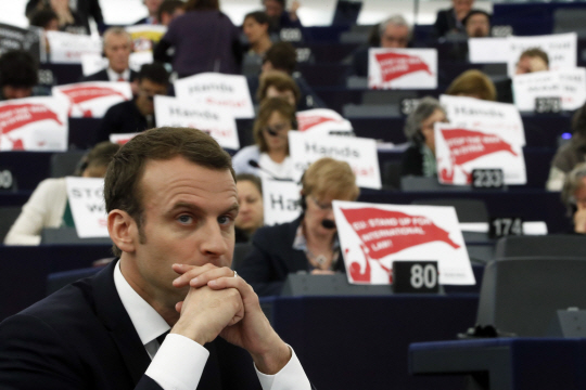 에마뉘엘 마크롱 프랑스 대통령이 17일 유럽의회에서 연설을 듣고 있다.  AP 연합뉴스