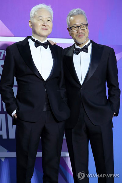 (서울=연합뉴스) 그룹 봄여름가을겨울 전태관(왼쪽)과 김종진이 25일 오후 서울 고척스카이돔에서 열린 제27회 하이원 서울가요대상 레드카펫에서 포즈를 취하고 있다. 2018.1.25