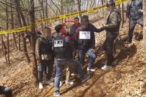(의정부=연합뉴스) 지난 12일 오전 경찰이 경기도 포천시의 한 야산에서 여자친구 살해 암매장 사건의 현장검증을 하고 있다. 붉은색 동그라미가 피의자의 모습. 2018.4.17 [경기 의정부경찰서 제공=연합뉴스]