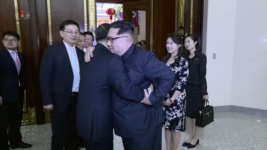 김정은 북한 노동당 위원장이 17일 부인 리설주와 함께 중국 예술단을 이끌고 방북한 쑹타오 중국 공산당 대외연락부장과 면담·만찬을 한 뒤 배웅했다고 조선중앙TV가 18일 보도했다. 연합뉴스