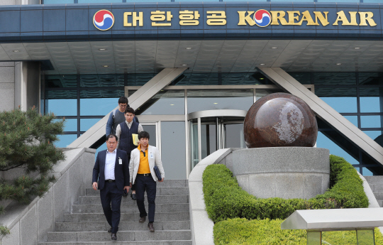 조현민 대한항공 전무의 이른바 ‘물벼락 갑질’을 수사하고 있는 경찰이 19일 서울 강서구 대한항공 본사에 대한 압수수색을 마치고 증거물을 들고 나오고 있다.