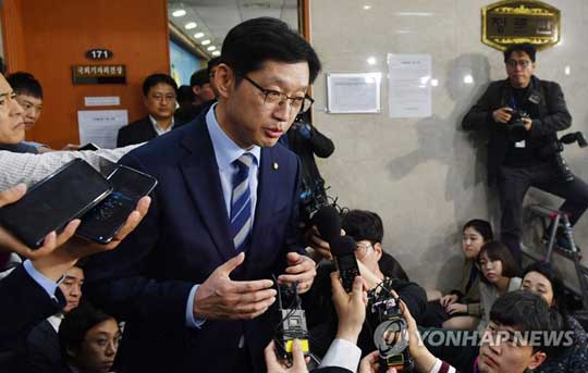 (서울=연합뉴스) 댓글 조작 사건 이른바 ‘드루킹 사건’에 연루됐다는 의혹을 받는 더불어민주당 김경수 의원이 19일 오후 국회 정론관에서 입장 발표 및 경남지사 출마 선언을 하고 회견장을 나서고 있다. 2018.4.19
