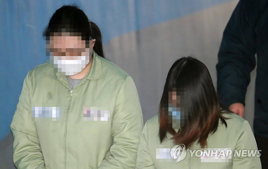 (서울=연합뉴스) 인천 초등학생 살인사건 주범인 10대 소녀 김모양과 공범 박모양이 20일 오전 서울 서초구 서울고법에서 열린 항소심 2회 공판에 출석하기 위해 법정으로 향하고 있다.