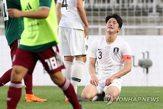 (수원=연합뉴스) 20일 오후 경기도 수원시 팔달구 수원월드컵경기장에서 열린 2018 수원 JS컵 U19 국제청소년 축구대회 한국과 멕시코의 경기. 멕시코에게 4-1로 패한 한국 주장 이재익이 끝내 눈물을 보이고 있다.