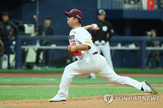 (서울=연합뉴스) 넥센 선발투수 신재영이 3일 서울 고척 스카이돔에서 열린 2018 프로야구 넥센 히어로즈-kt wiz 경기에서 역투하고 있다.