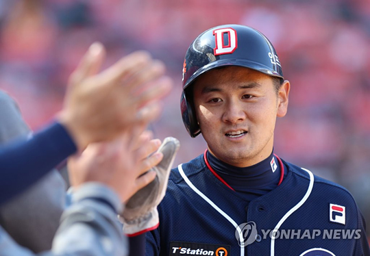 (광주=연합뉴스) 13일 오후 광주 북구 광주-KIA 챔피언스필드에서 열린 2018 프로야구 시범경기 두산 베어스와 KIA 타이거즈의 경기 6회초 2사 만루상황에서 두산 허경민의 적시타로 홈인한 최주환이 하이파이브하고 있다.