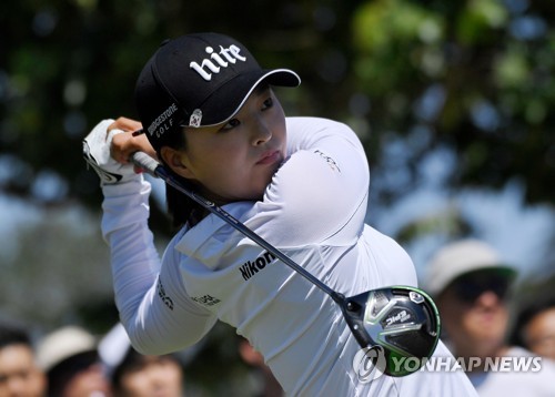 3라운드 1번 홀 티샷하는 고진영[AP=연합뉴스]