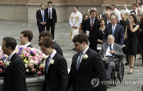 손자들의 운구행렬(왼쪽), 부시 전 대통령 부자(오른쪽 휠체어)[AP=연합뉴스]