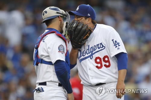 류현진(오른쪽)이 포수 야스마니 그란달과 이야기를 나누는 모습. [AP=연합뉴스]