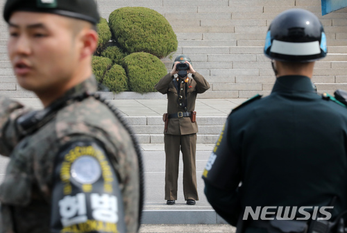 【파주=뉴시스】 북한군 경비병이 28일 경기도 파주시 비무장지대 내 판문점 공동경비구역(JSA) 북측 지역에서 망원경으로 남측을 관측하고 있다.