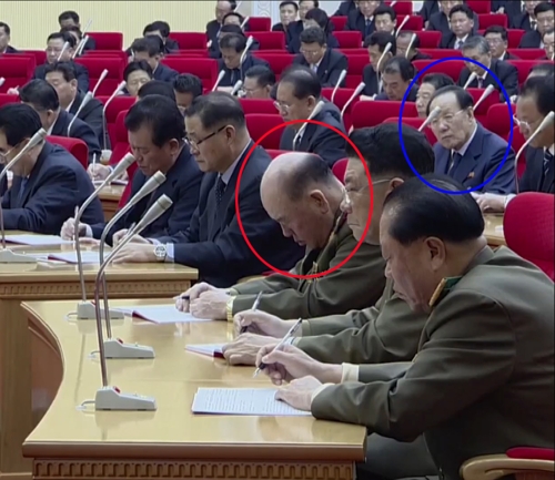 (서울=연합뉴스) 리명수 북한군 총참모장(붉은색 원)이 20일 김정은 국무위원장 주재로 열린 노동당 중앙위원회 제7기 3차 전원회의에서 조는 가운데 ‘저승사자’로 불리는 조연준 노동당 검열위원장(파란색 원)이 눈총을 보내는 모습 포착됐다.