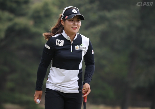 2번 홀 홀아웃하는 이소영[KLPGA 제공=연합뉴스]
