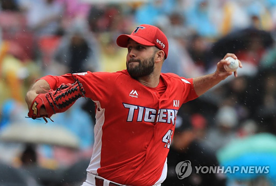 (서울=연합뉴스) 22일 오후 서울 송파구 잠실구장에서 벌어진 2018 신한은행 마이카 KBO리그 KIA 타이거즈와 두산 베이스의 경기. KIA 선발 팻딘이 힘차게 공을 던지고 있다.