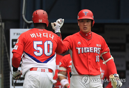 (서울=연합뉴스) 22일 오후 서울 송파구 잠실구장에서 벌어진 2018 신한은행 마이카 KBO리그 KIA 타이거즈와 두산 베이스의 경기 4회초 무사, KIA 버나디나가 홈런을 치고 더그아웃으로 들어오고 있다.