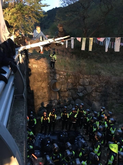 (성주=연합뉴스) 22일 오후 경북 성주군 초전면 소성리 사드기지 인근 진밭교에서 경찰과 사드 기지 건설 반대단체 회원 주민이 대치하고 있다. [소성리상황실 제공=연합뉴스]