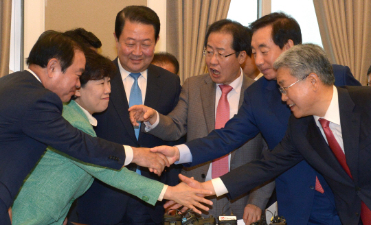 야 3당 대표와 원내대표들이 23일 오전 국회 귀빈식당에서 ‘민주당원 댓글조작 사건’(드루킹 사건)과 관련해 공동으로 특검법을 발의한다는 합의 사항을 발표한 뒤 악수를 하고 있다. 왼쪽부터 민주평화당 장병완 원내대표·조배숙 대표, 바른미래당 박주선 공동대표, 자유한국당 홍준표 대표·김성태 원내대표, 바른미래당 김동철 원내대표.