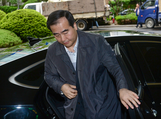 최근 기자간담회에서 ‘드루킹’ 사건에 연루된 김경수 더불어민주당 의원을 두둔하는 발언으로 구설에 오른 이주민 서울경찰청장이 24일 오전 종로구 내자동 청사로 출근하고 있다.