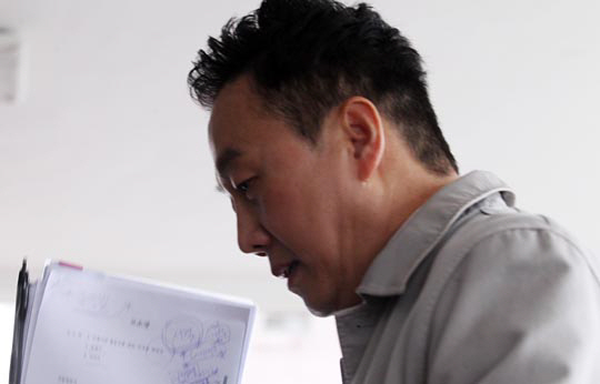 자신의 성추행 의혹을 보도한 언론사와 맞고소전을 벌인 정봉주 전 통합민주당 의원이 24일 오전 8시 53분 당초 예정된 시간보다 1시간 빨리 중랑구 서울경찰청 지능범죄수사대에 출석하고 있다.  여성경제신문 제공