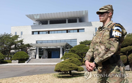 (판문점=연합뉴스)  남북정상회담을 1주일여 앞둔 18일 남북 정상이 역사적인 만남을 가질 경기도 파주 판문점 내 평화의 집에서 유엔사 소속 장병이 경계 근무를 서고 있다. 2018.4.19