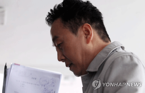 (서울=연합뉴스) 성추행 의혹을 제기한 언론사와 공방을 벌였던 정봉주 전 의원이 24일 오전 경찰 조사를 받기 위해 피고소인 신분으로 중랑구 서울지방경찰청 지능범죄수사대에 출석하고 있다. 2018.4.24 [여성경제신문 제공=연합뉴스]
