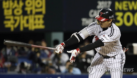 2타점 결승타 날린 LG 박용택 [연합뉴스 자료사진]