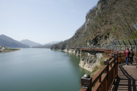 한쪽은 물, 다른 쪽은 깎아지른 벼랑을 끼고 이어지는 충북 단양의 잔도.