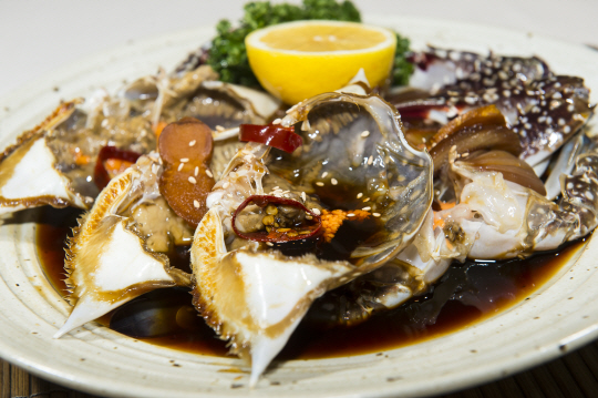 <정재덕 셰프의 사계절 건강 밥상>알 가득찬 게, 얼마나 맛있게… ‘간장게장’