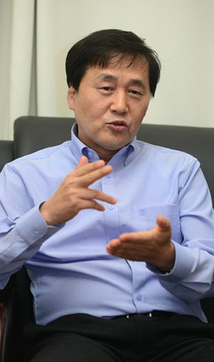 김성민 자유북한방송 대표가 문화일보와의 인터뷰에서 북한이 내세운 비핵화의 실체에 대해 역설하고 있다.  김선규 기자