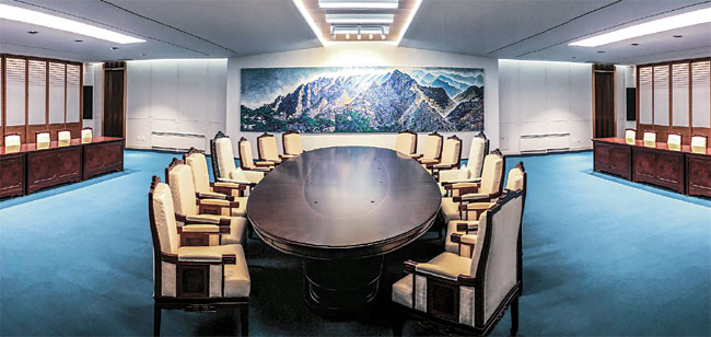 판문점 평화의집에서 열리게 될 4·27 남북 정상회담의 회담장이 공개됐다. 정상들이 앉을 테이블을 원탁으로 하고 그 폭을 회담 연도에 맞춰 2018㎜로 제작한 것이 눈에 띈다. 실내 인테리어는 전체적으로 한옥 느낌이 나도록 조성했다.  연합뉴스