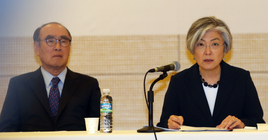 강경화(오른쪽) 외교부 장관이 25일 오전 서울 중구 월드컬처오픈에서 한반도평화만들기 재단 주최로 열린 제3회 한반도 전략대회에서 ‘양대 정상회담에 대한 기대와 전망’을 주제로 강연하고 있다.   연합뉴스