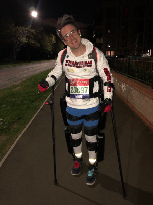 영국의 사이먼 카인들리사이드가 현지시간으로 22일 런던마라톤 17㎞ 지점을 지나며 포즈를 취하고 있다.  사이먼 카인들리사이드 트위터