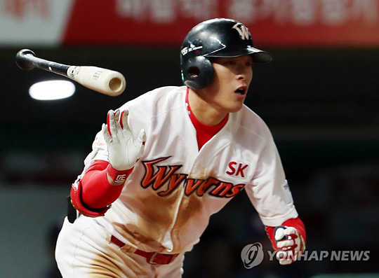 (인천=연합뉴스) 24일 인천 SK행복드림구장에서 열린 프로야구 인천 SK 와이번스와 서울 두산 베어스의 경기. 8회말 SK 공격 무사 만루 상황에서 SK 노수광이 우익수 오른쪽 2루타를 치고 있다. 1루 주자 김성현은 3루까지 진루. 2·3루 주자 나주환과 이성우는 홈인.